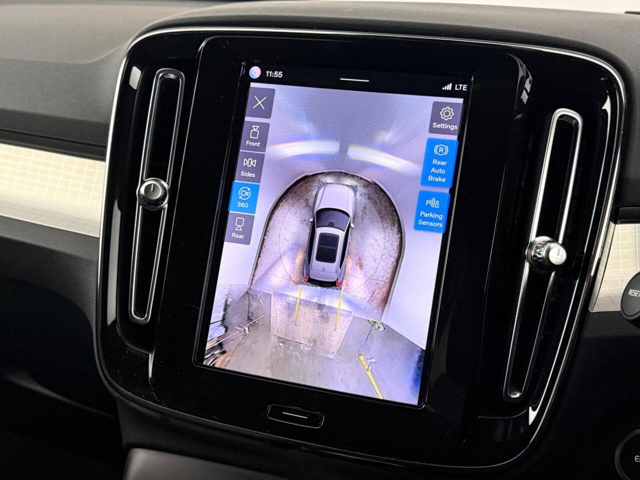 Volvo XC40 thumbnail Infotainment System
