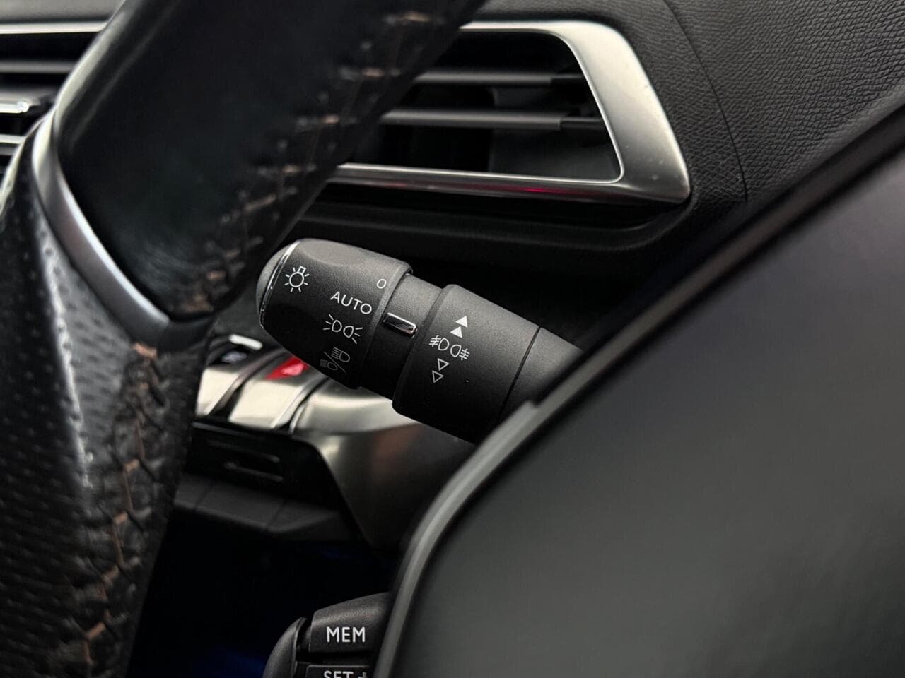 Peugeot 3008 thumbnail Misc Controls