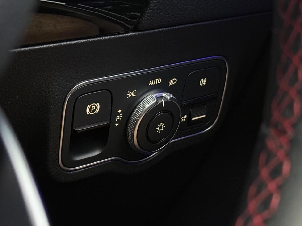 Mercedes-Benz GLA thumbnail Misc Controls