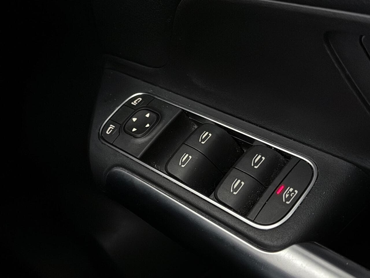 Mercedes-Benz GLA thumbnail Misc Controls
