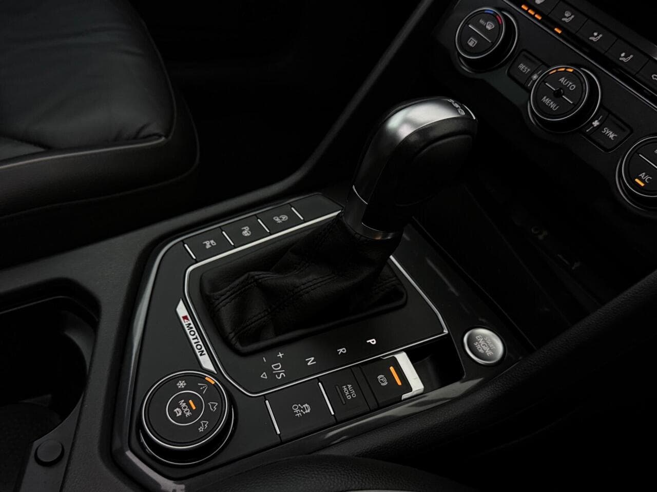 Volkswagen Tiguan thumbnail Interior Front