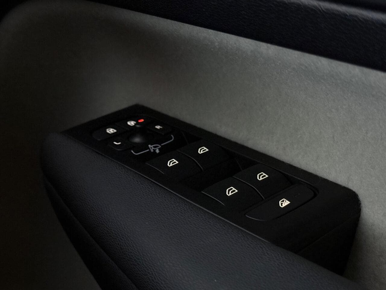 Volvo XC40 thumbnail Misc Controls