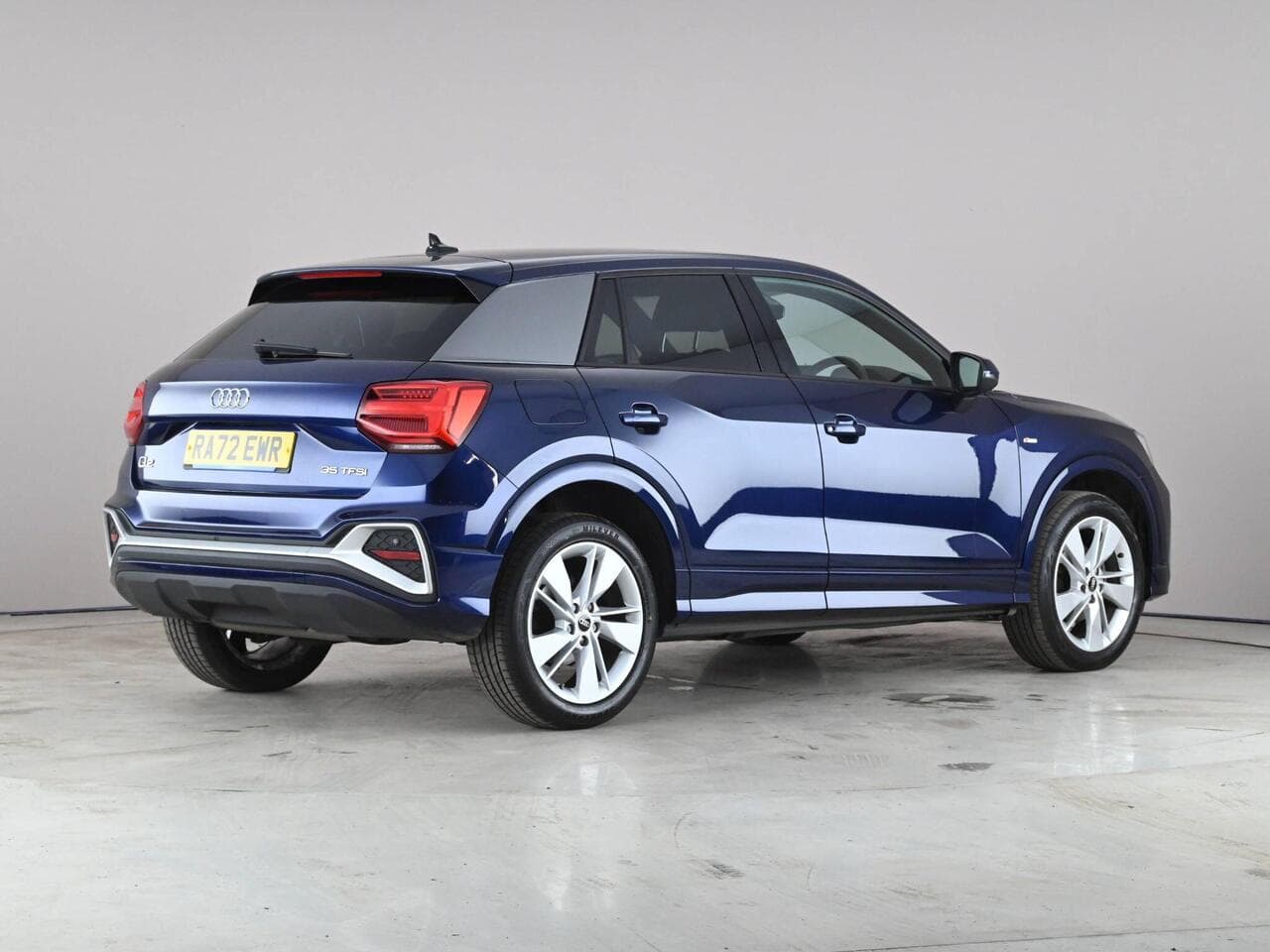 Audi Q2 thumbnail Side Right
