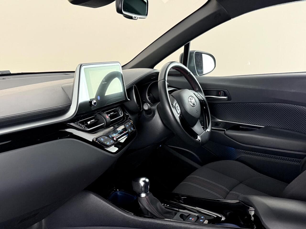 Toyota C-HR thumbnail Interior Front