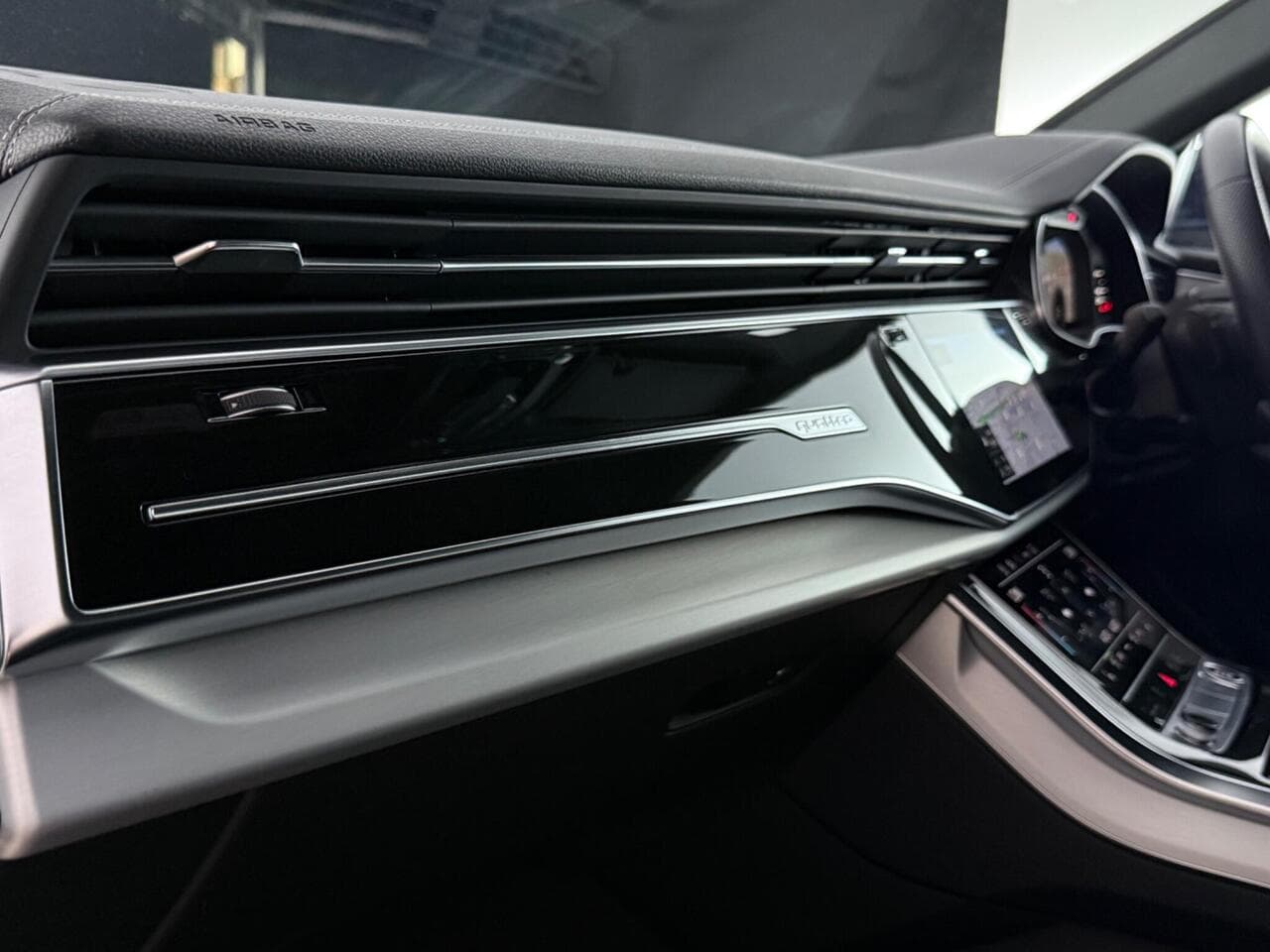 Audi Q8 thumbnail Interior Front