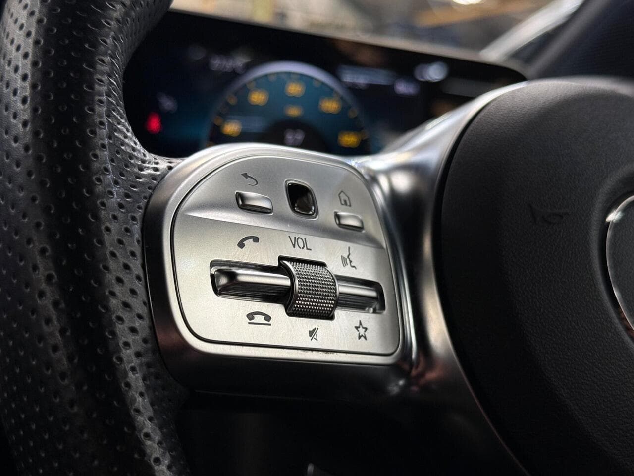 Mercedes-Benz CLA thumbnail Misc Controls