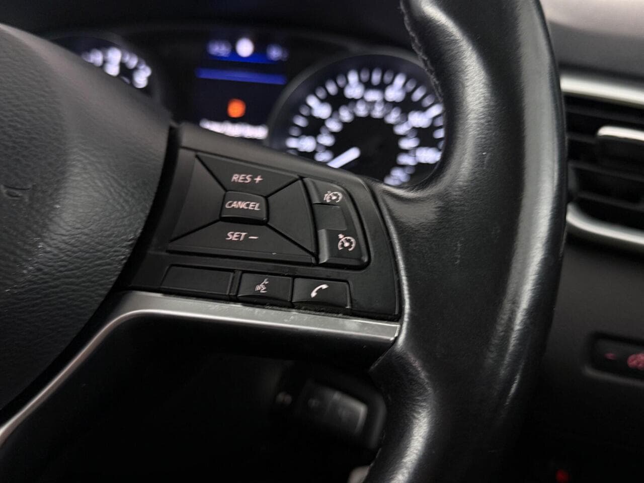 Nissan Qashqai thumbnail Misc Controls