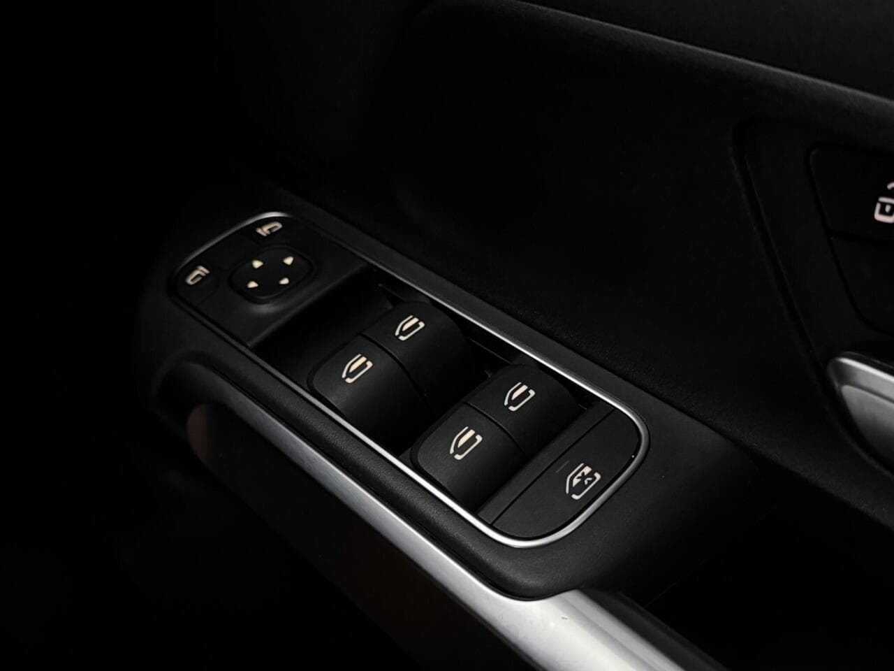 Mercedes-Benz GLB thumbnail Misc Controls