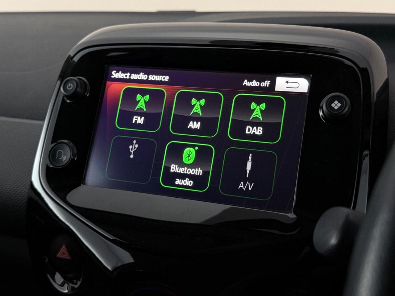Peugeot 108 thumbnail Infotainment System
