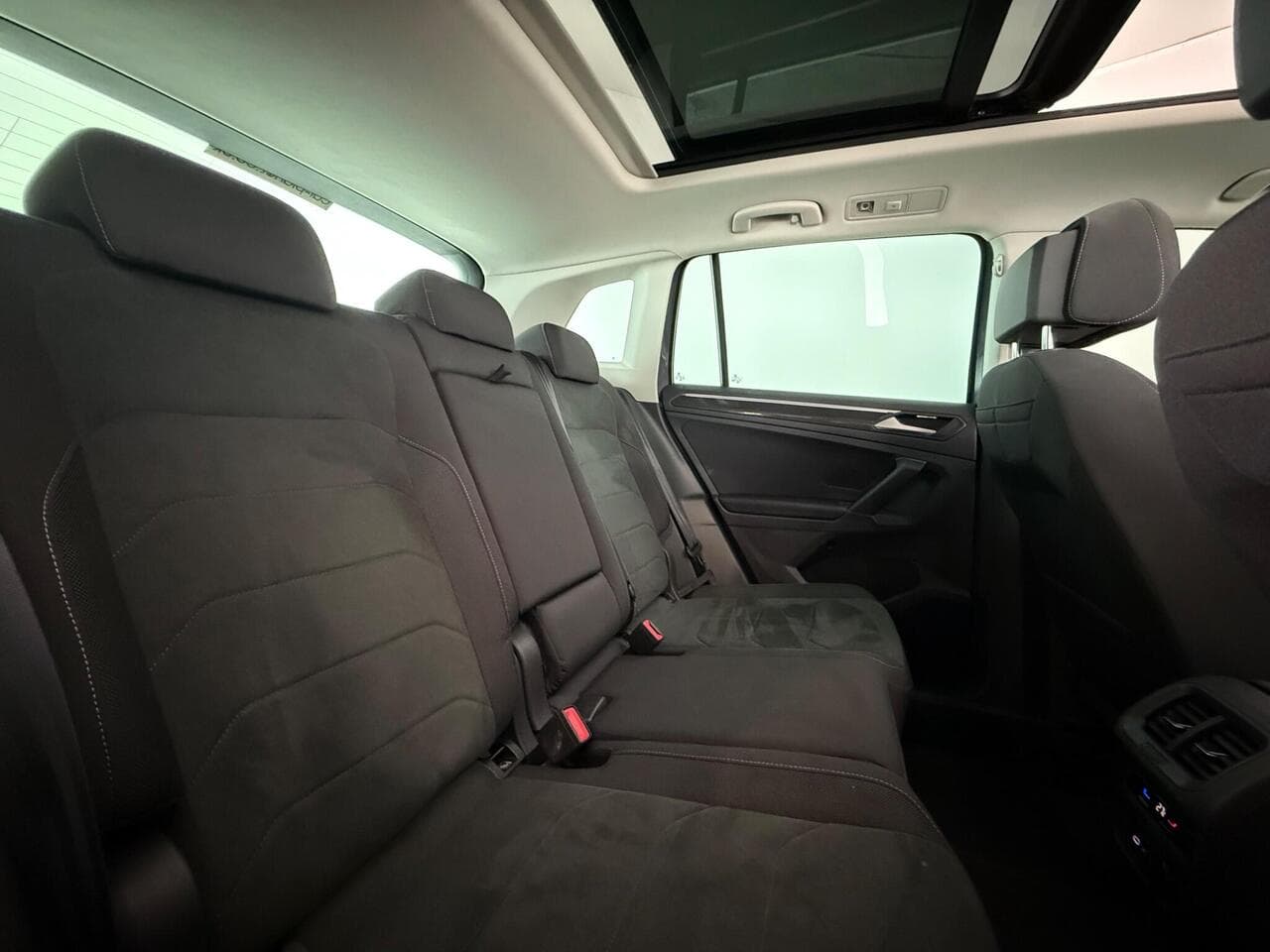 Volkswagen Tiguan thumbnail Seats Rear