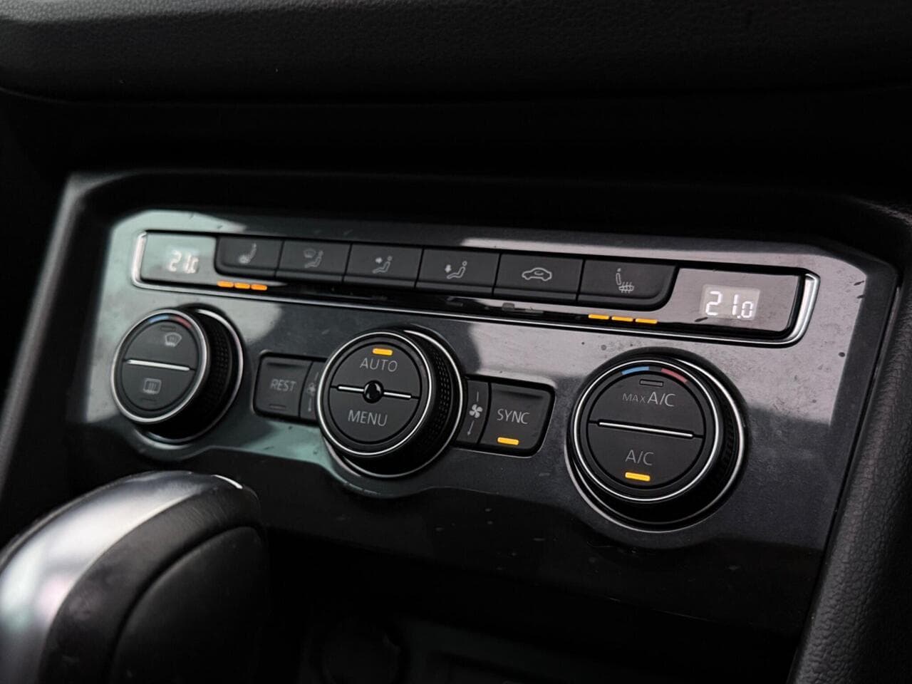 Volkswagen Tiguan thumbnail Interior Front