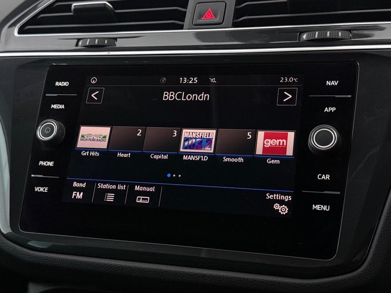 Volkswagen Tiguan thumbnail Infotainment System