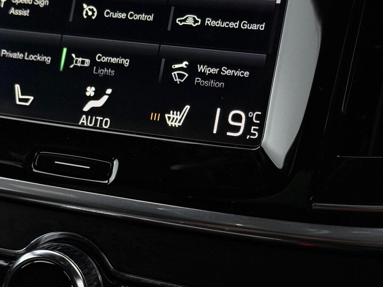 Volvo V90 thumbnail Infotainment System