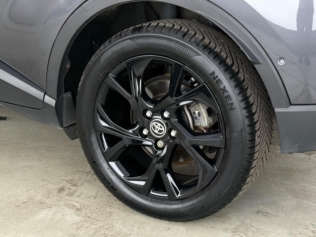 Toyota C-HR thumbnail Wheel