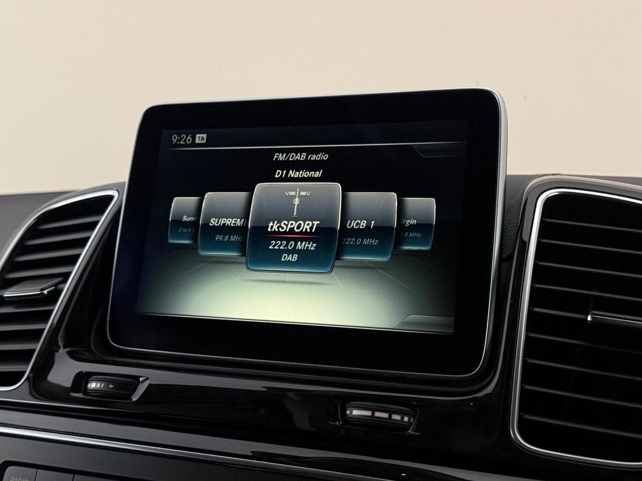 Mercedes-Benz GLE thumbnail Infotainment System