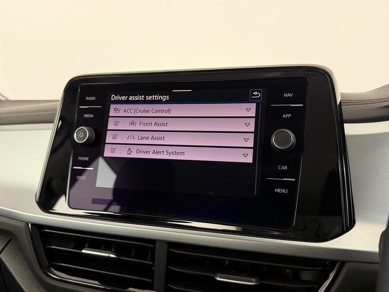Volkswagen T-Roc thumbnail Infotainment System