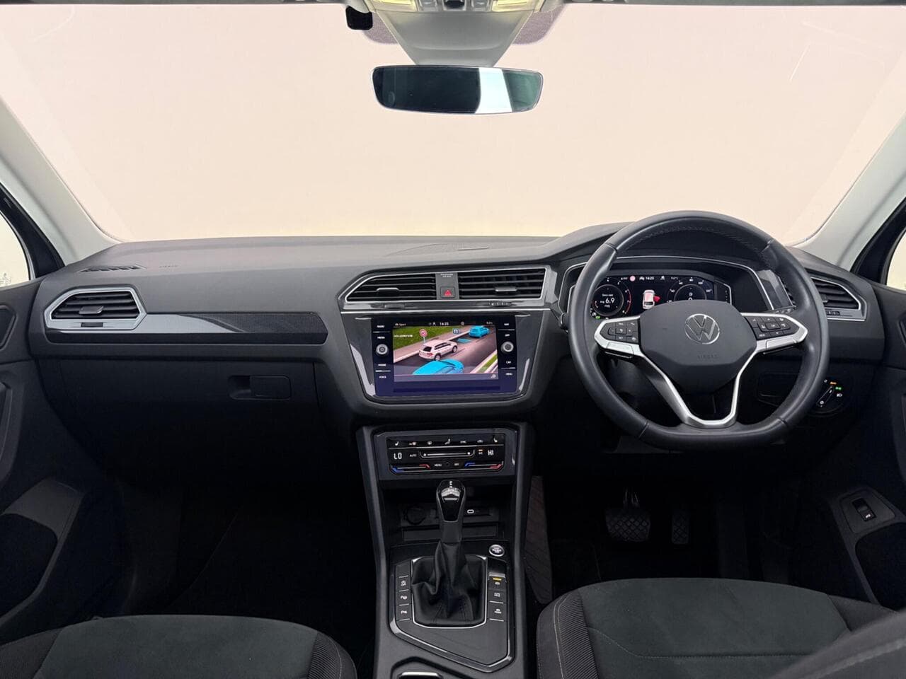 Volkswagen Tiguan thumbnail Interior Front