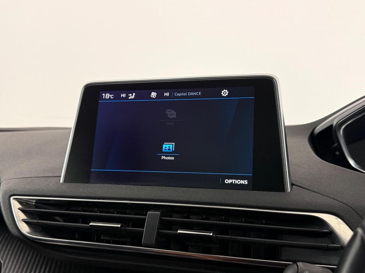 Peugeot 5008 thumbnail Infotainment System