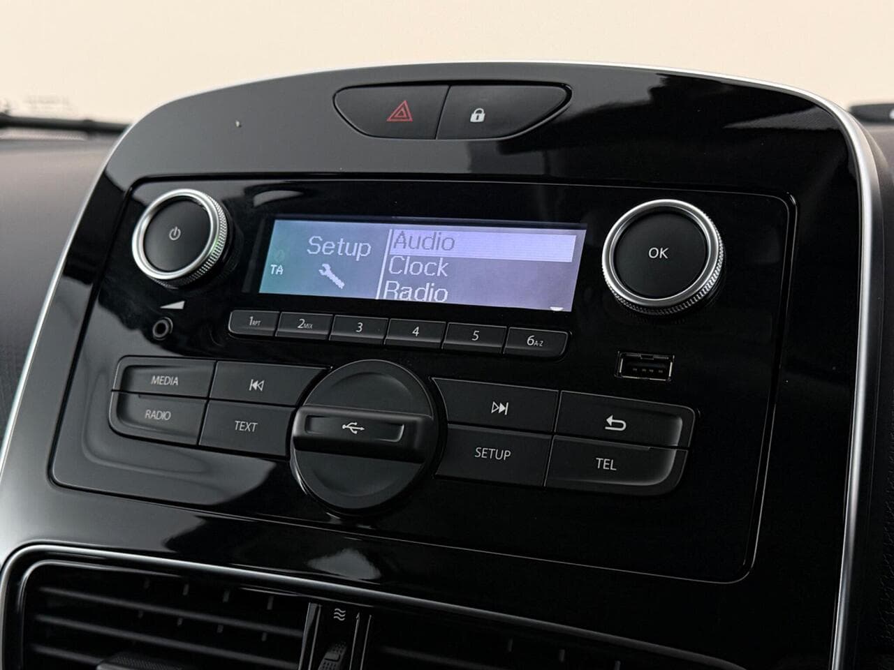 Renault Clio thumbnail Infotainment System