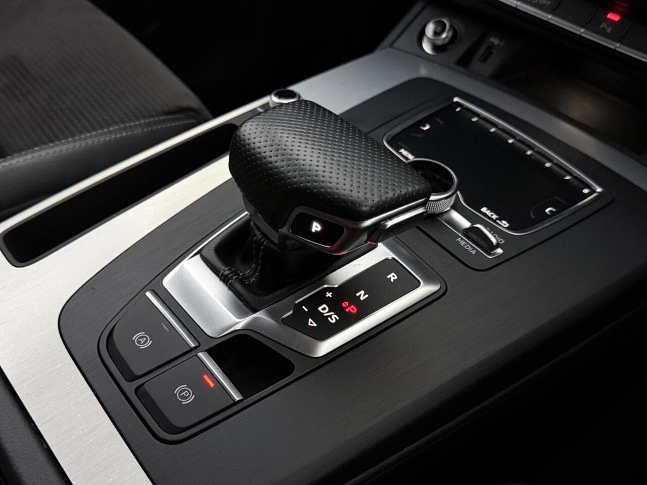 Audi Q5 thumbnail Interior Front