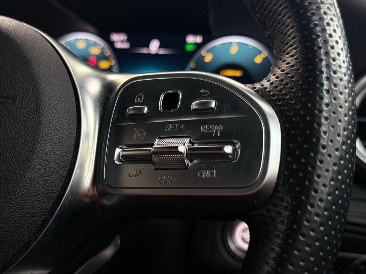 Mercedes-Benz GLC thumbnail Misc Controls