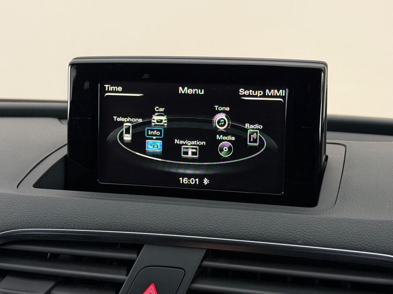 Audi Q3 thumbnail Infotainment System