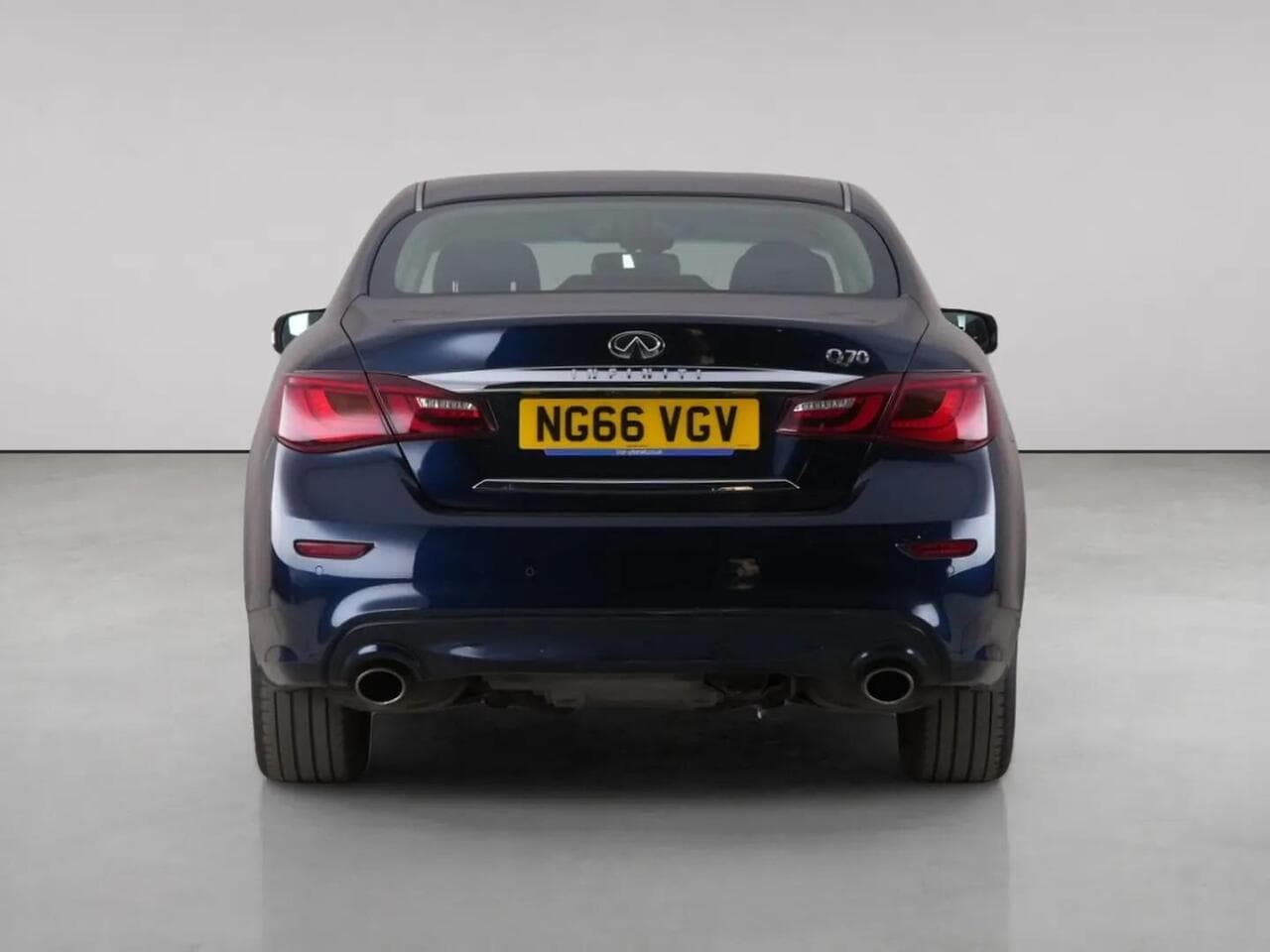 Infiniti Q70 thumbnail Rear