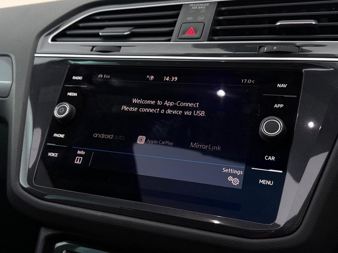 Volkswagen Tiguan thumbnail Infotainment System