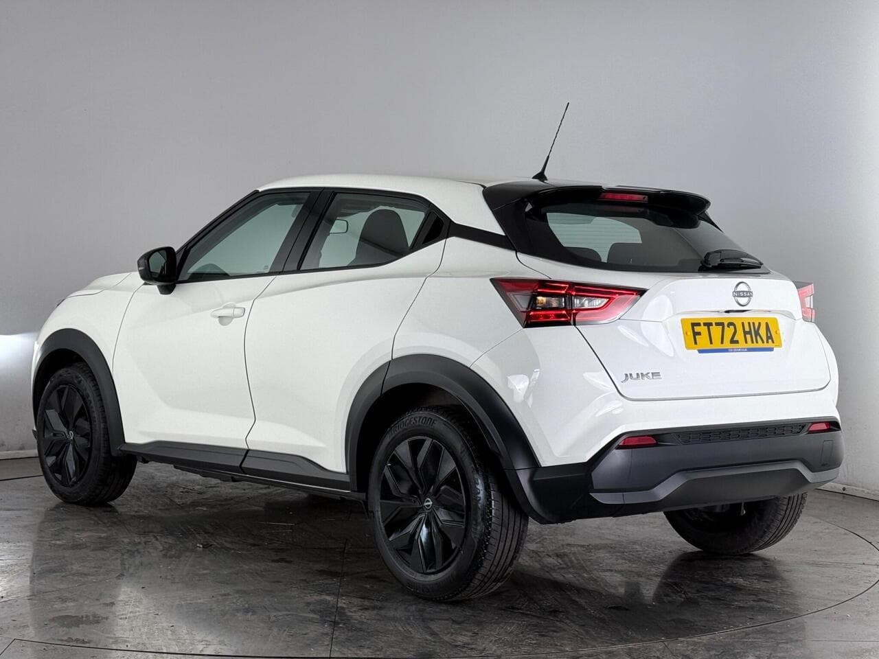 Nissan Juke thumbnail Rear Left
