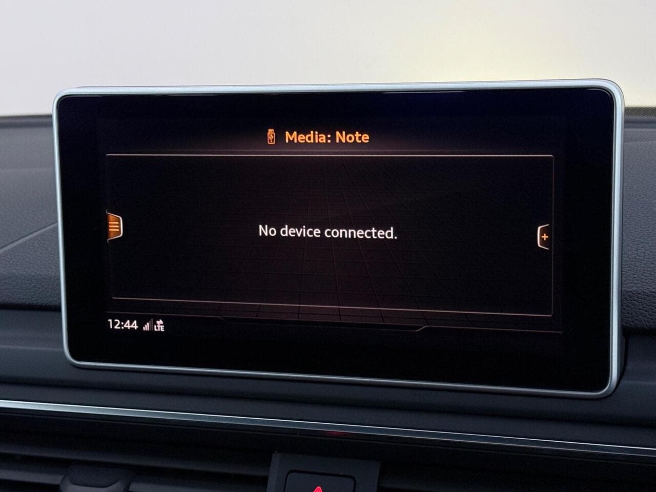 Audi A4 Avant thumbnail Infotainment System