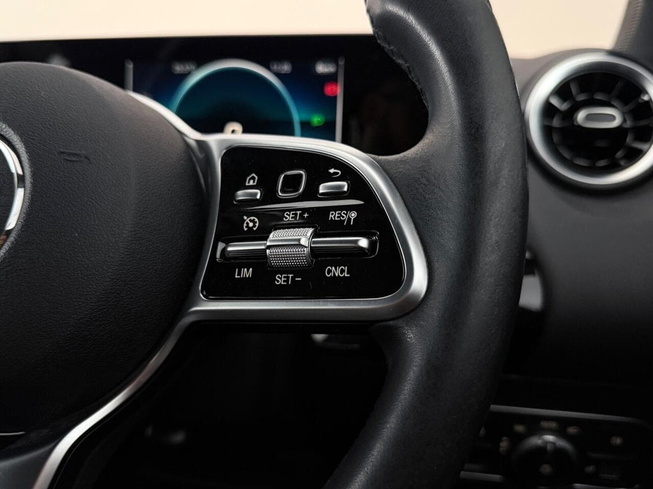Mercedes-Benz GLA thumbnail Misc Controls