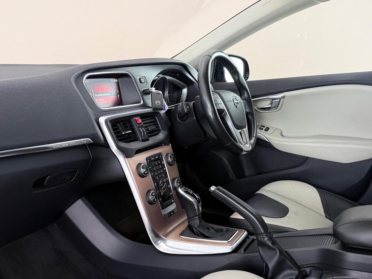 Volvo V40 Cross Country thumbnail Interior Front