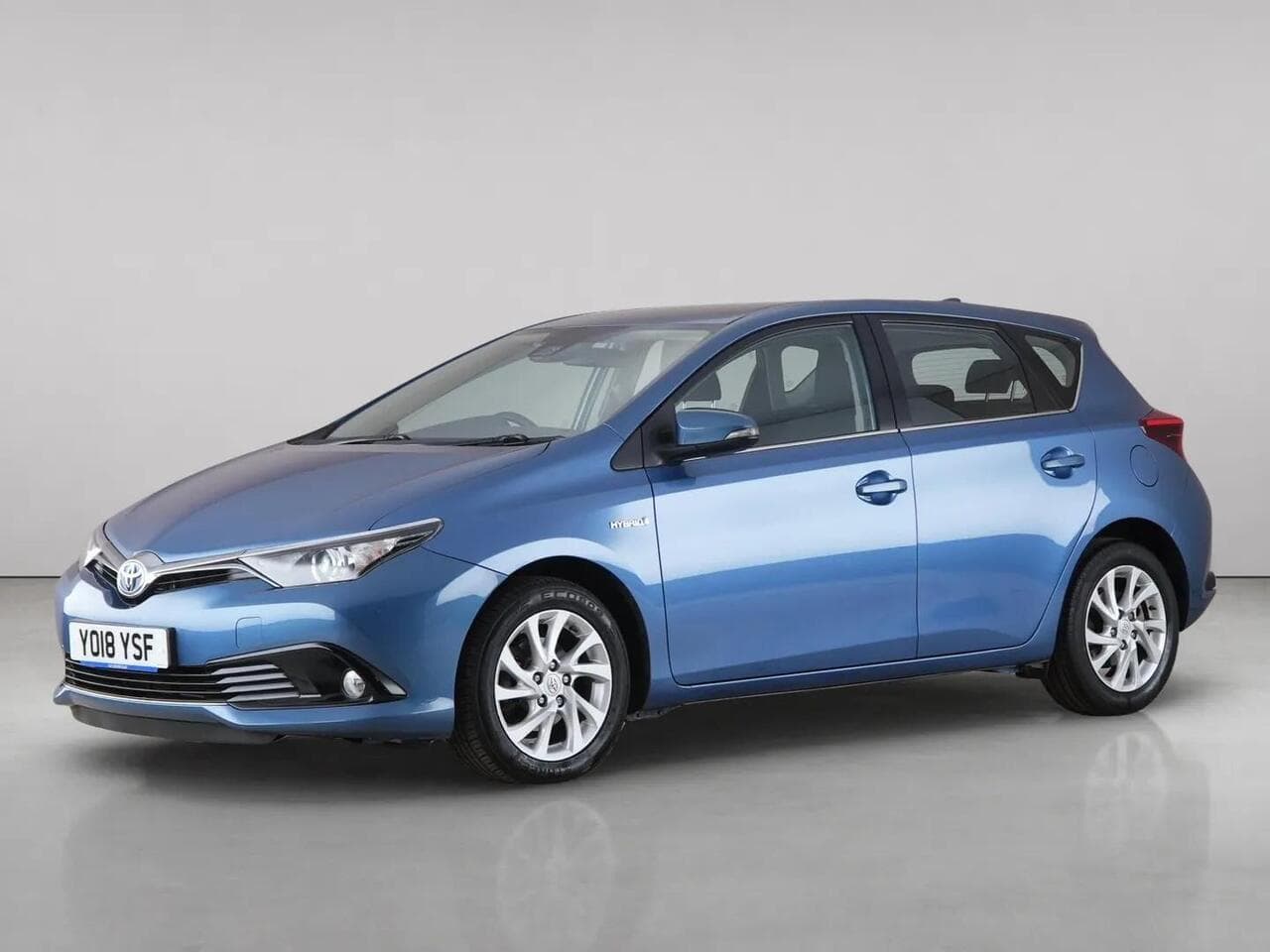 Toyota Auris thumbnail Front Left