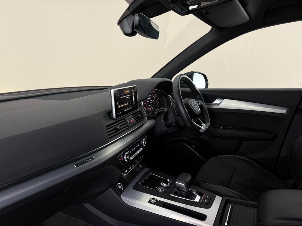 Audi Q5 thumbnail Interior Front