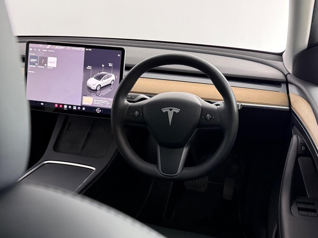 Tesla Model Y thumbnail Steering Wheel