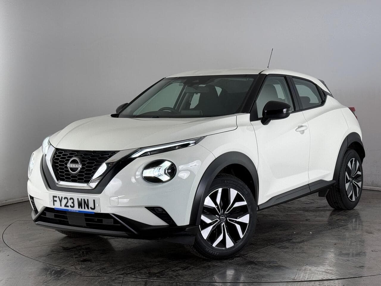Nissan Juke thumbnail Front Left
