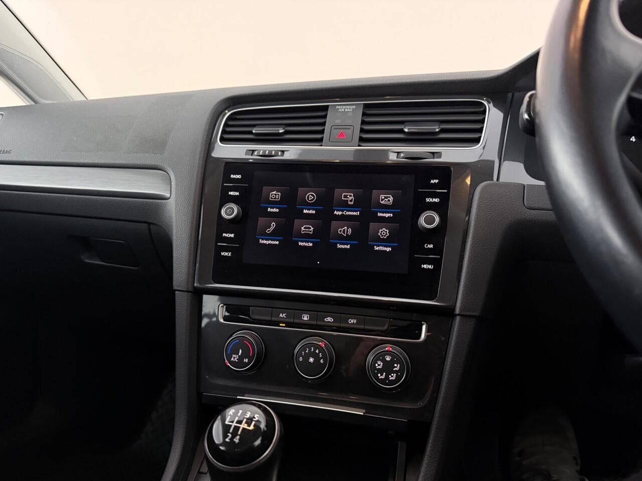 Volkswagen Golf thumbnail Infotainment System