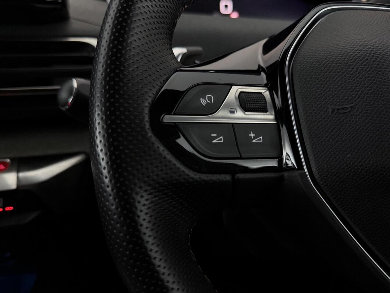 Peugeot 5008 thumbnail Misc Controls