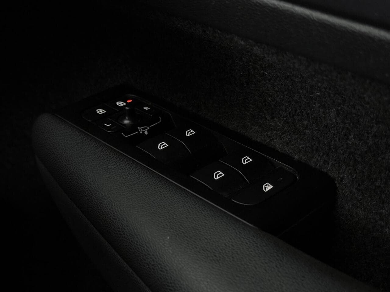 Volvo XC40 thumbnail Misc Controls