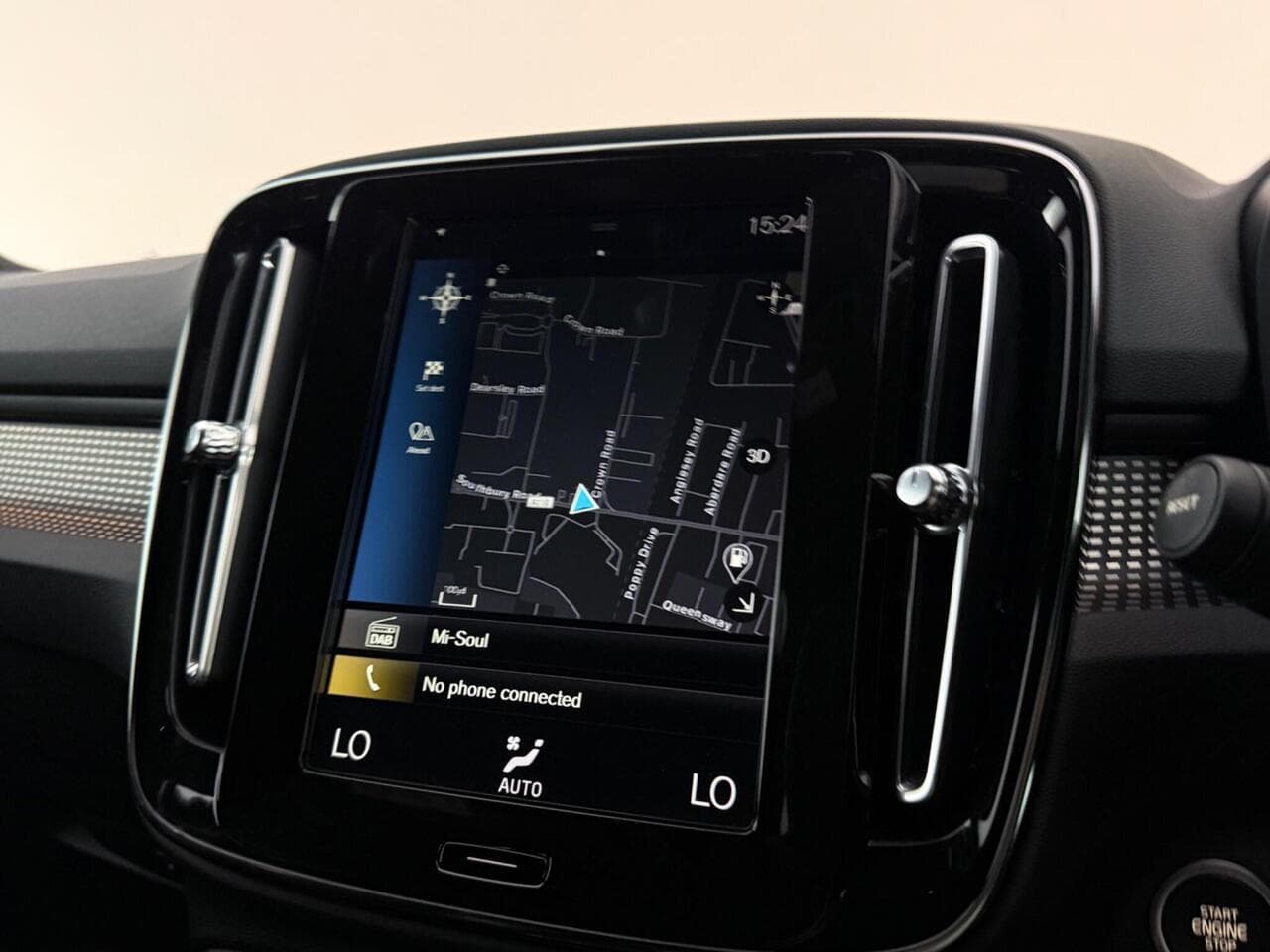 Volvo XC40 thumbnail Infotainment System