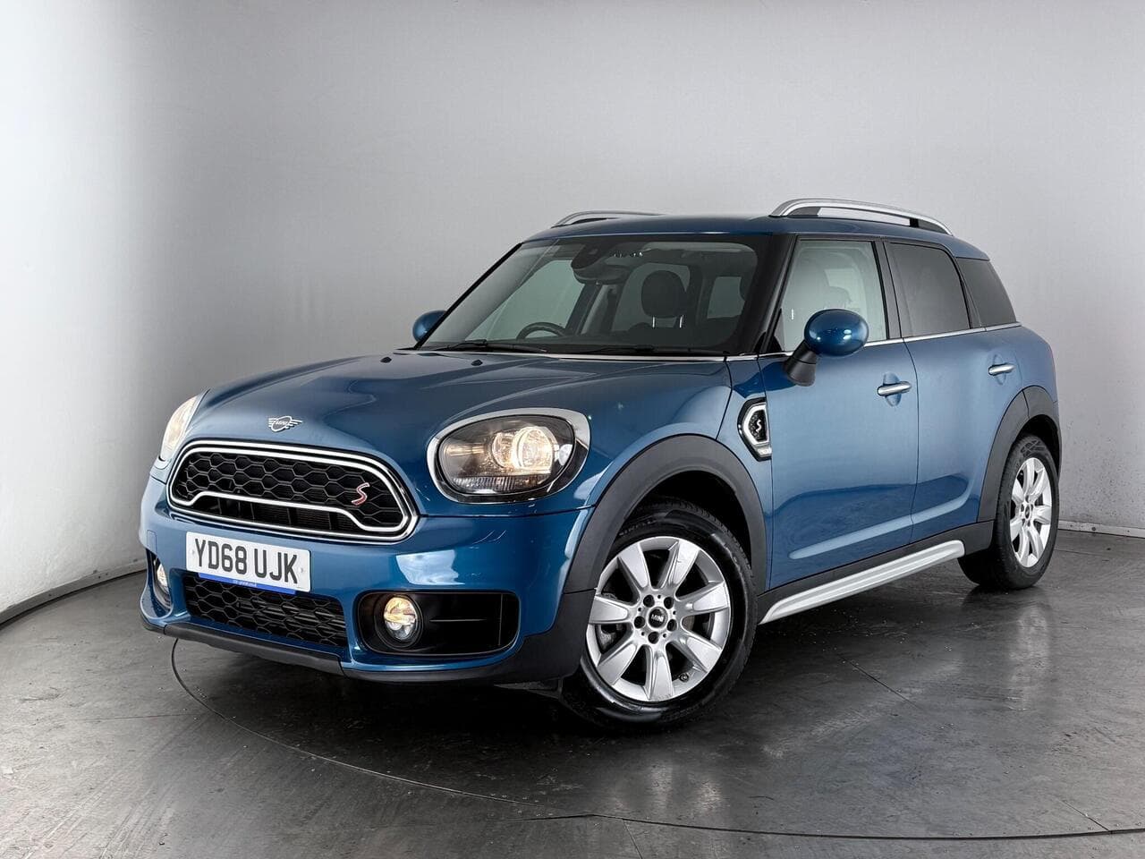 MINI Countryman thumbnail Front Left