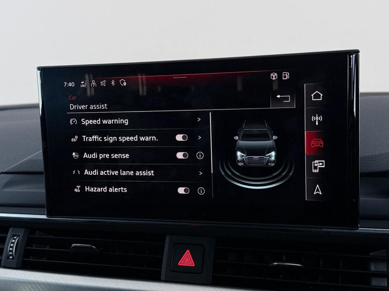 Audi A4 Avant thumbnail Infotainment System