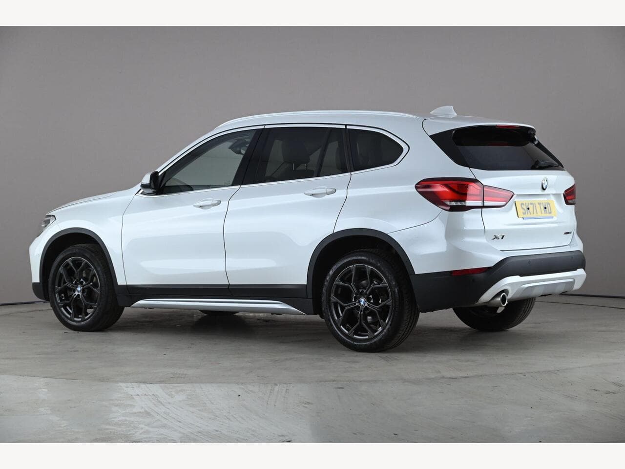 BMW X1 thumbnail Side Left