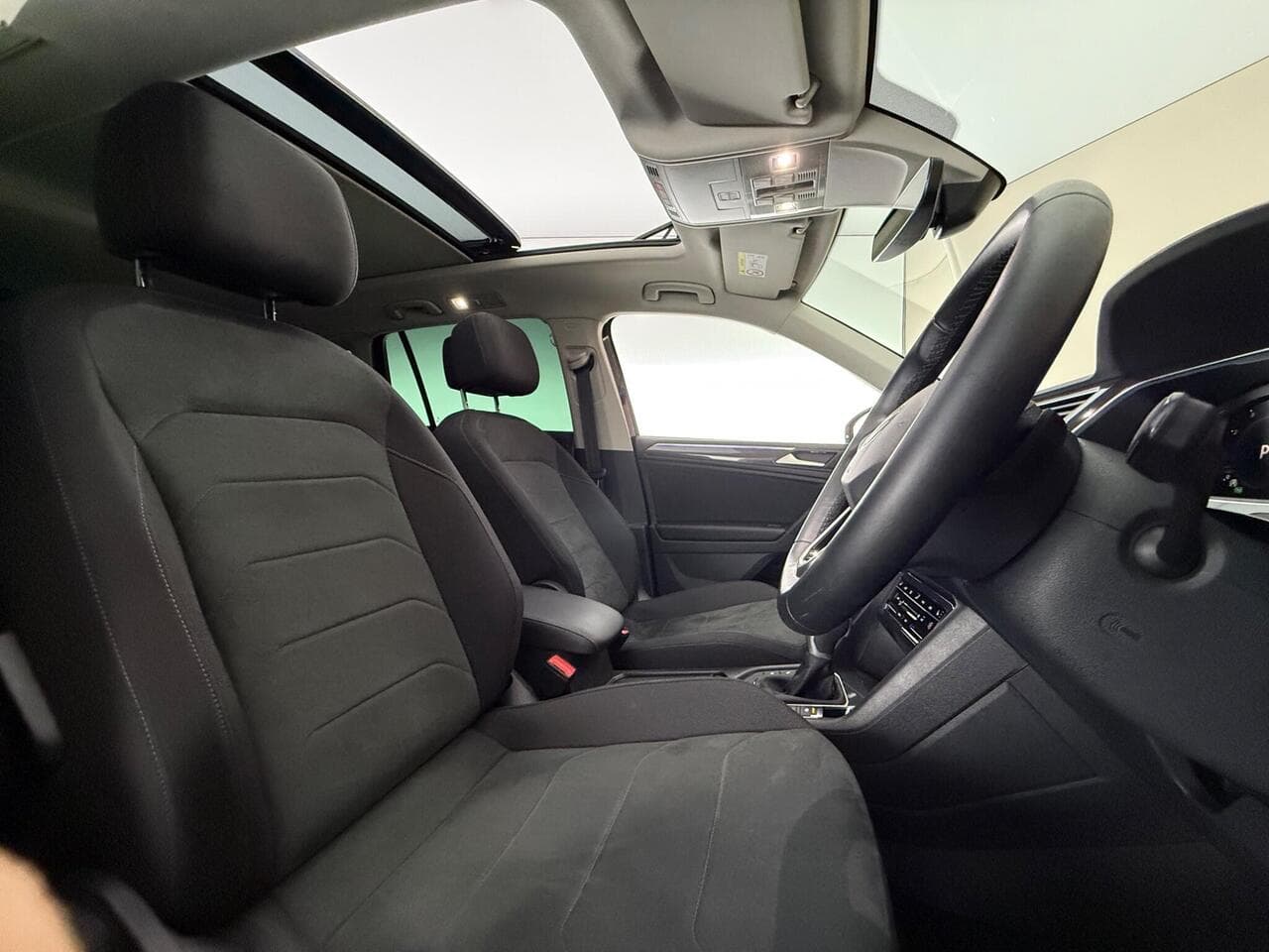 Volkswagen Tiguan thumbnail Seat Driver