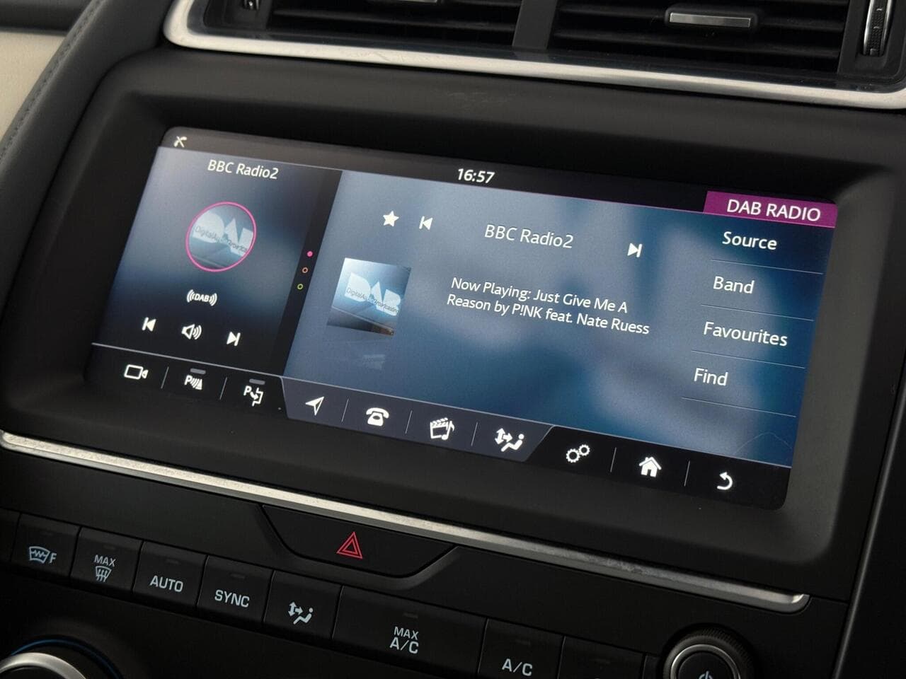 Jaguar E-PACE thumbnail Infotainment System