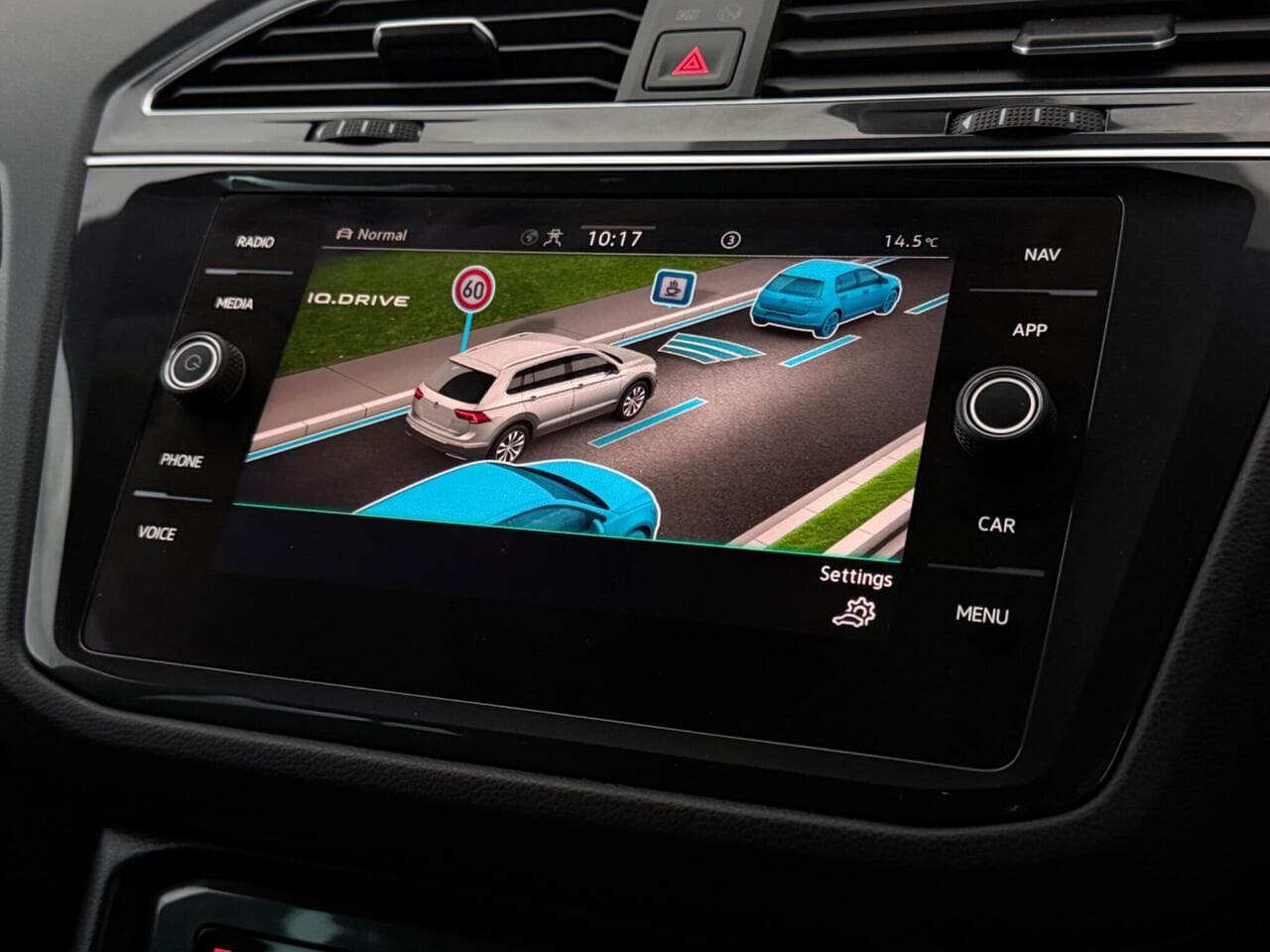 Volkswagen Tiguan thumbnail Infotainment System