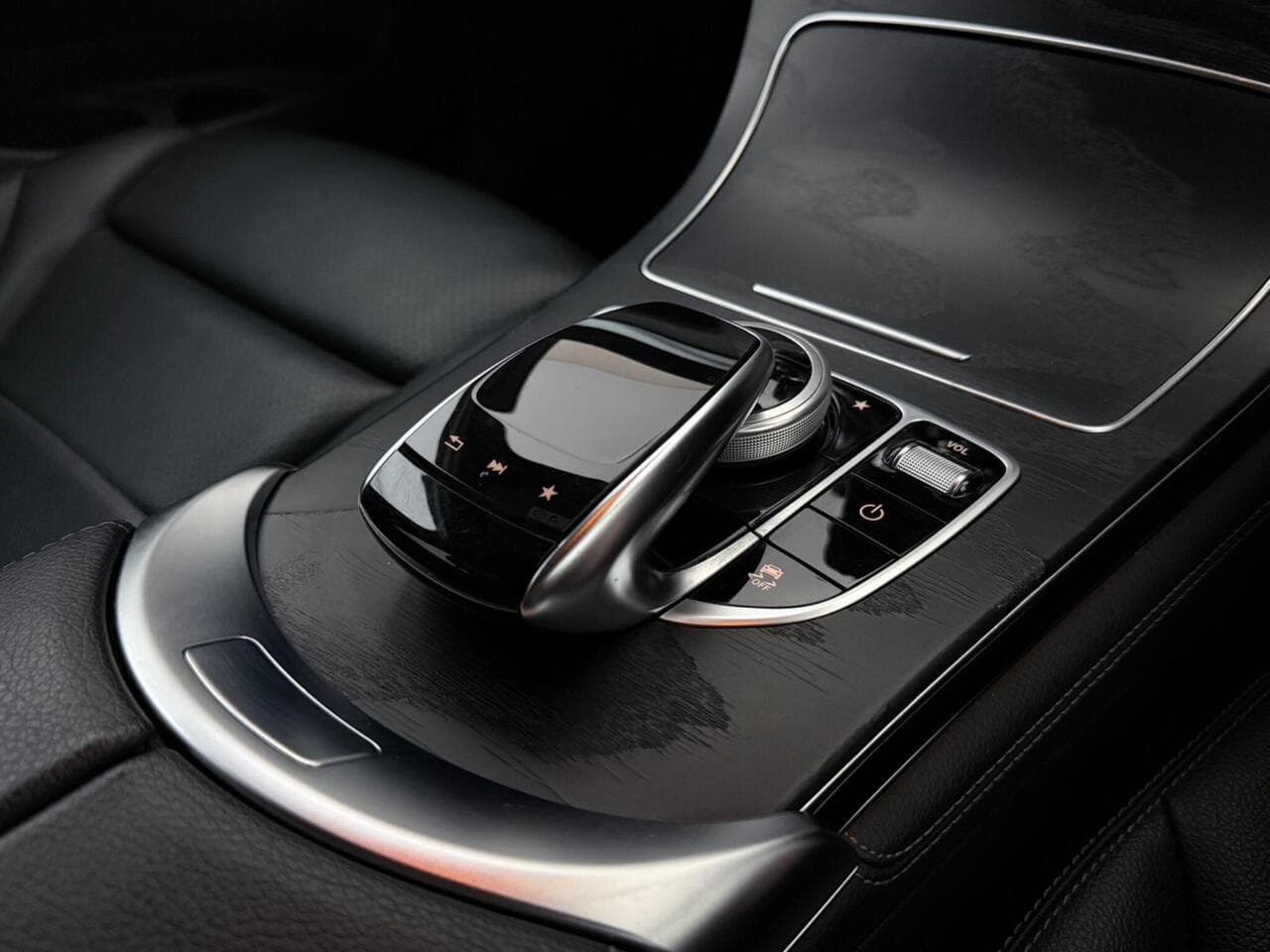 Mercedes-Benz GLC thumbnail Interior Front