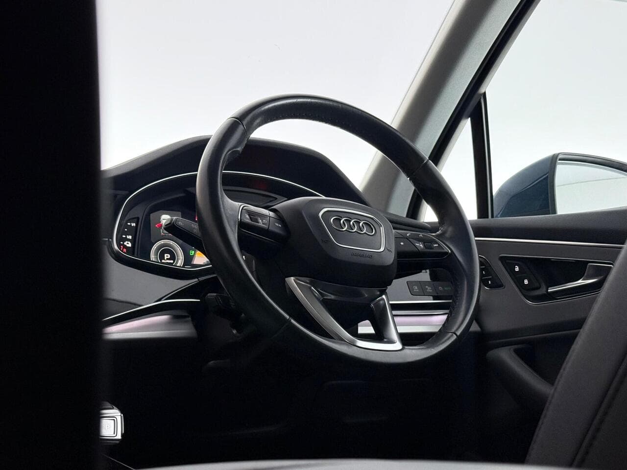 Audi Q7 thumbnail Interior Front