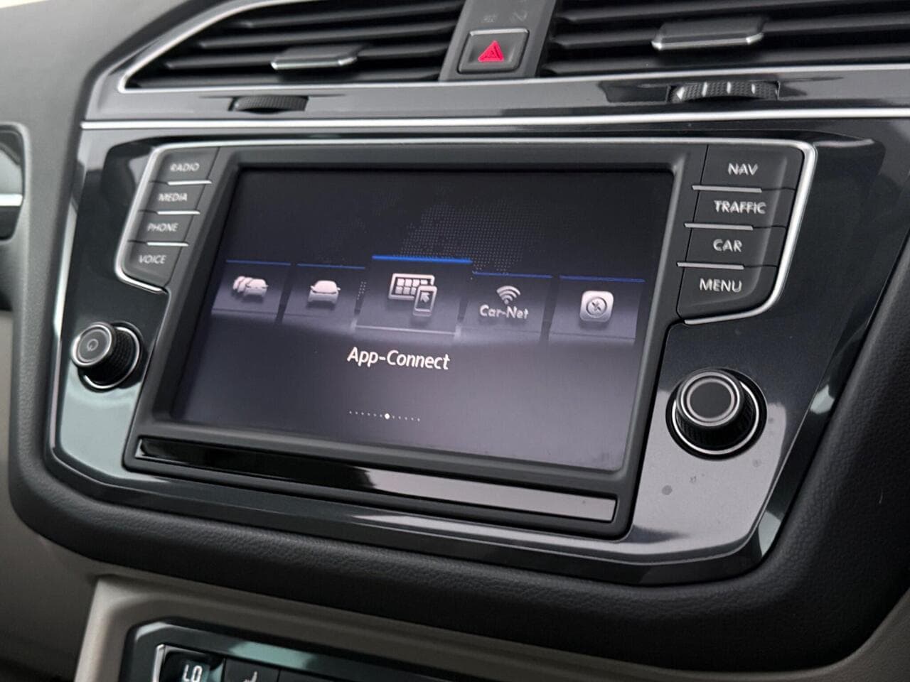 Volkswagen Tiguan thumbnail Infotainment System