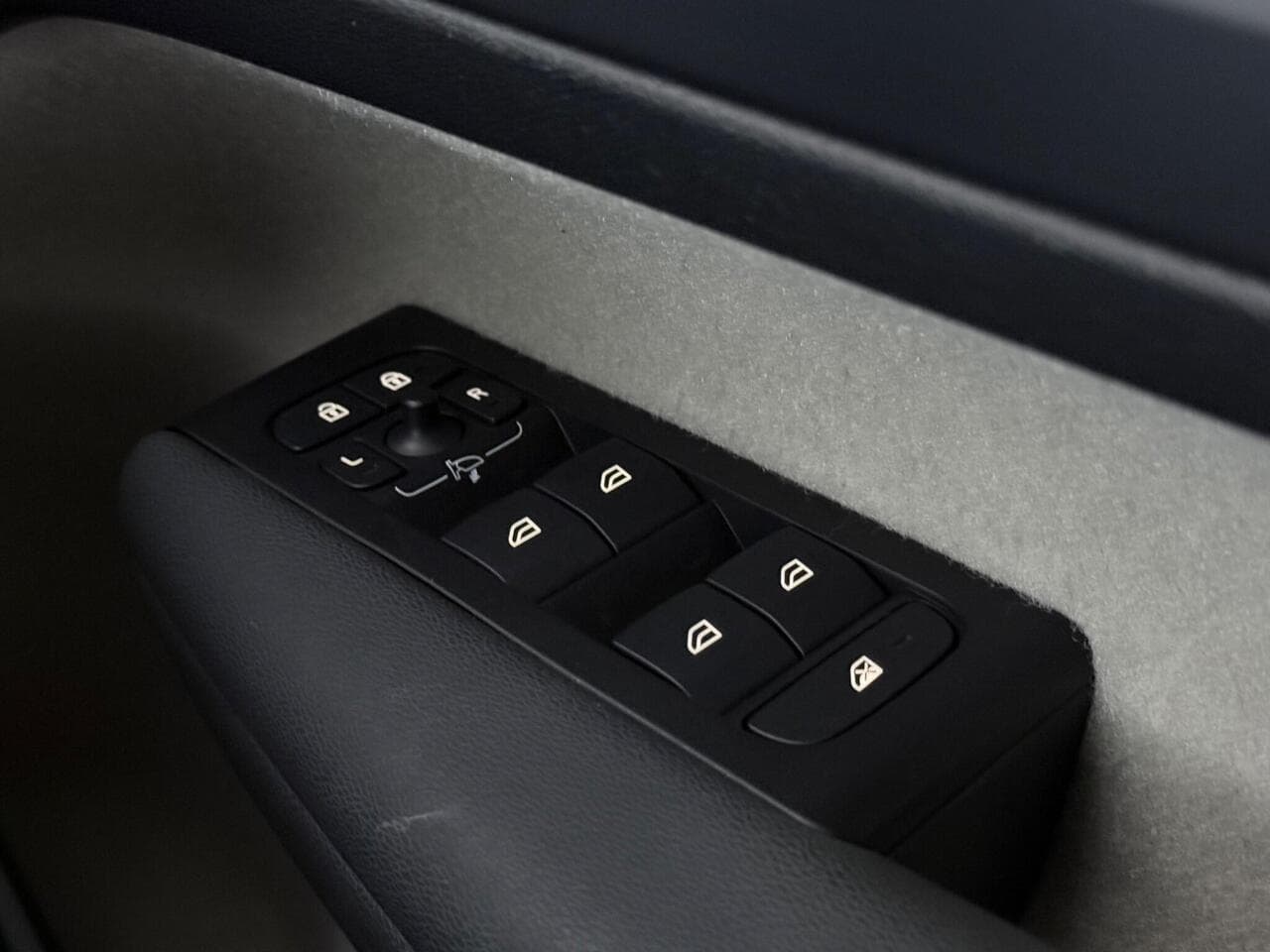Volvo XC40 thumbnail Misc Controls